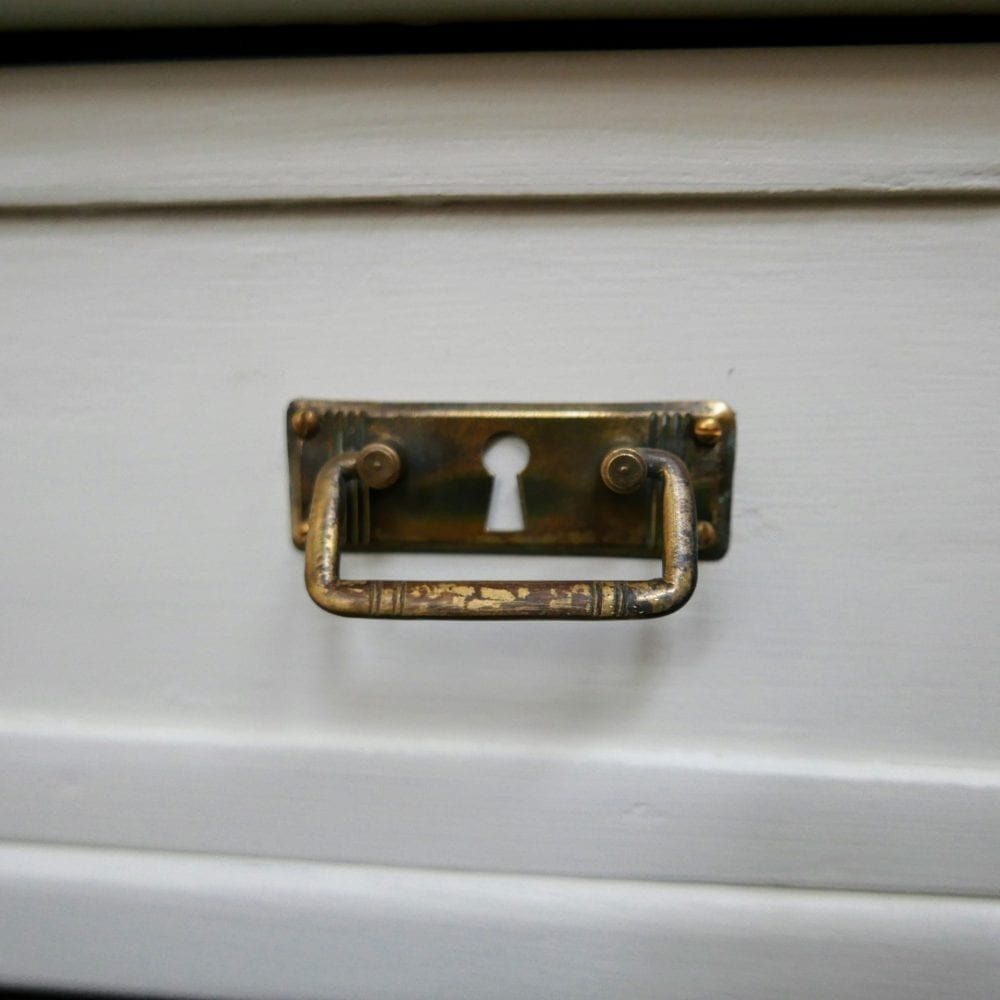 wit houten nachtkastje