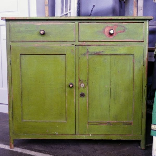 groene houten commode