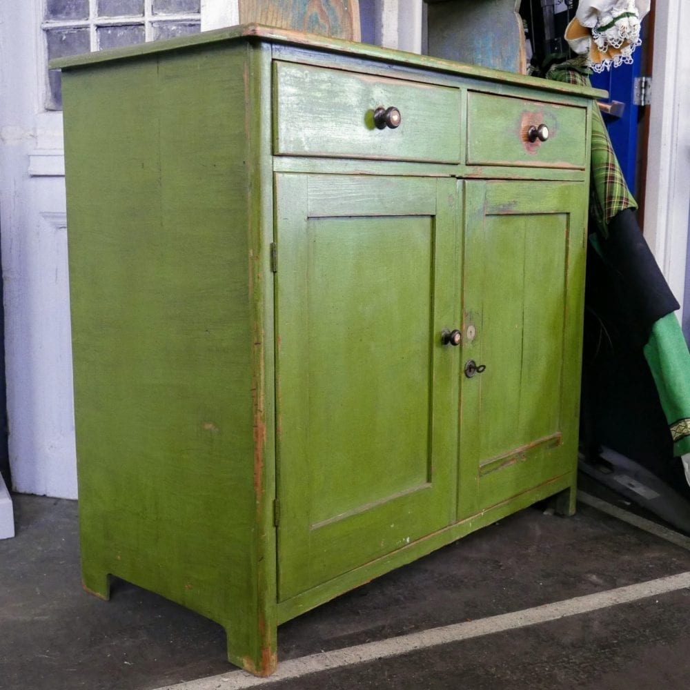 groene houten commode