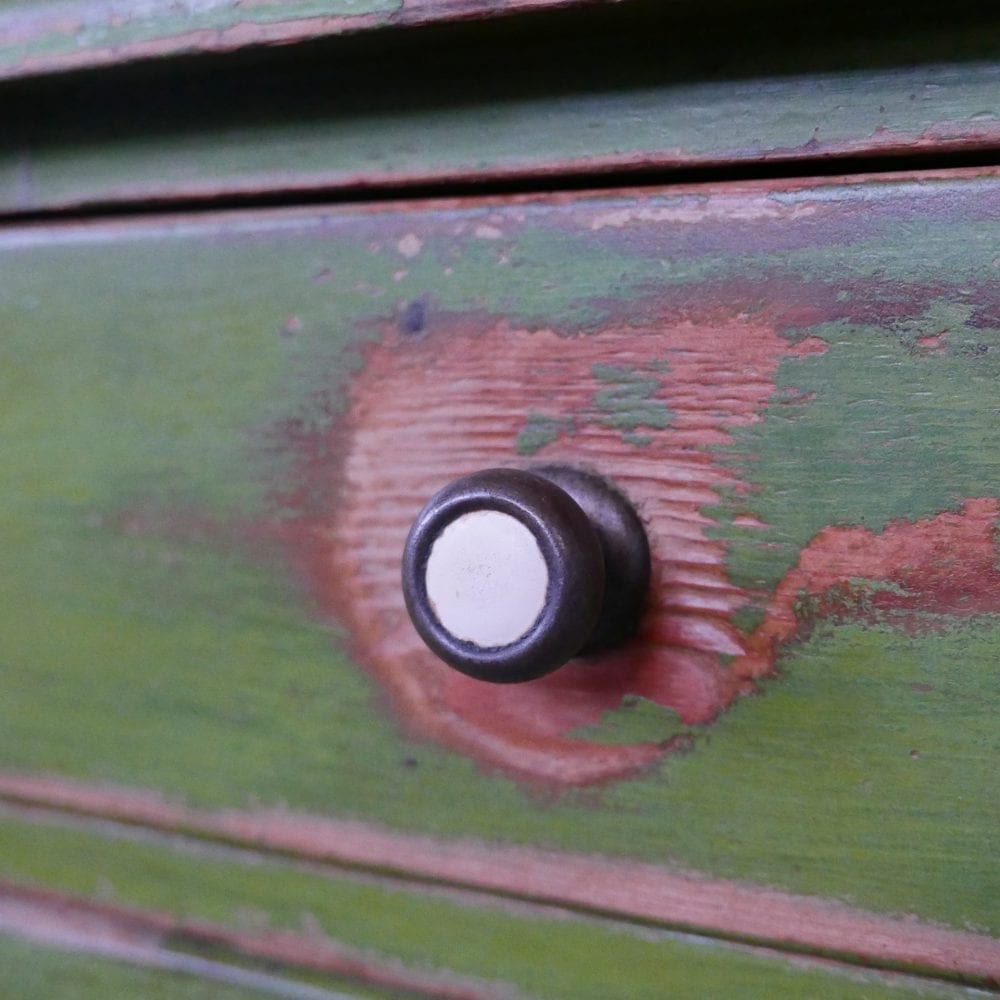 groene houten commode