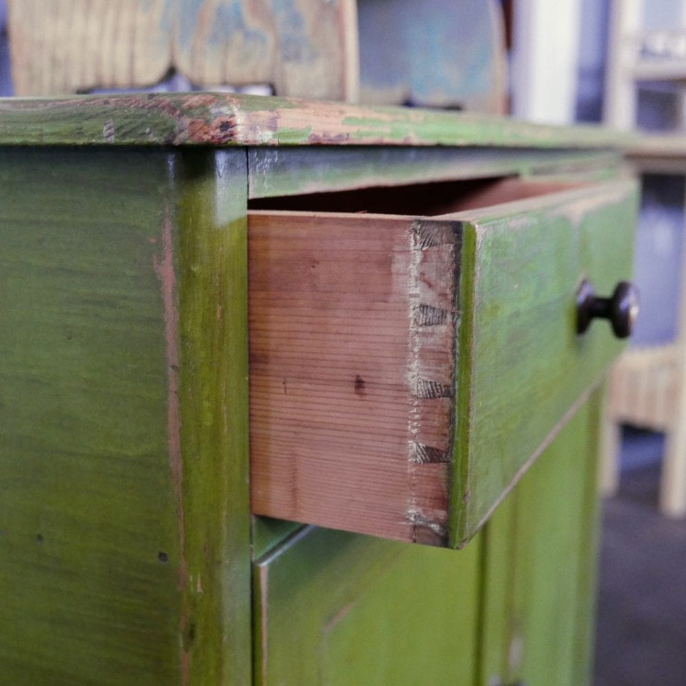 groene houten commode