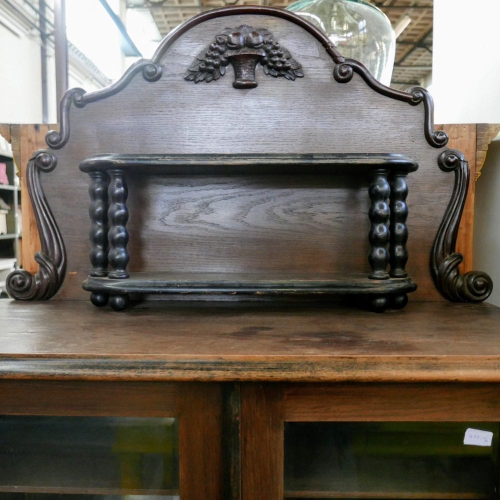 bruine antieke kast