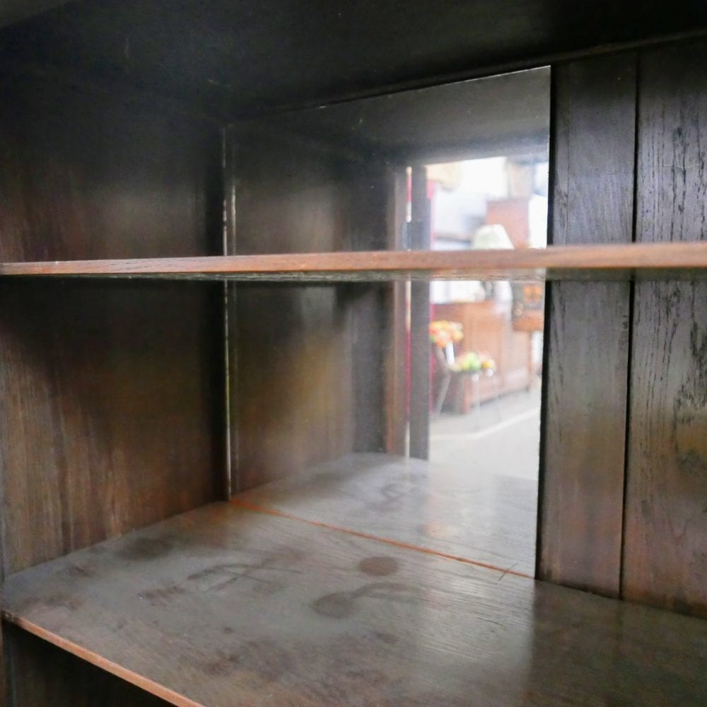 bruine antieke kast
