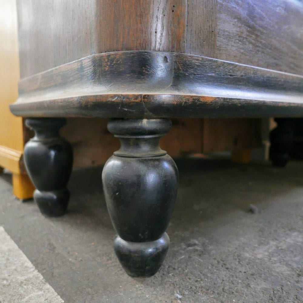 bruine antieke kast