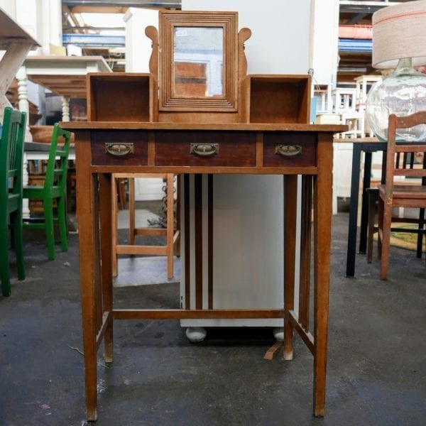 houten bureau met spiegel