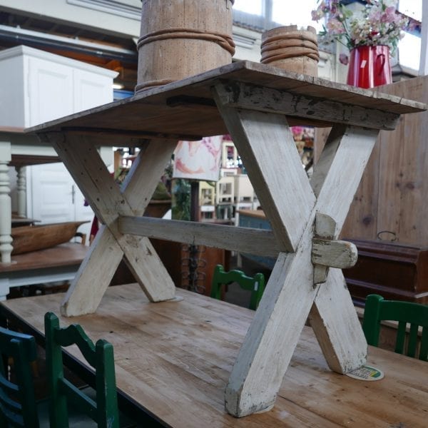 wit houten kruispoot tafel