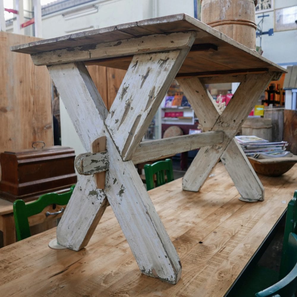 wit houten kruispoot tafel