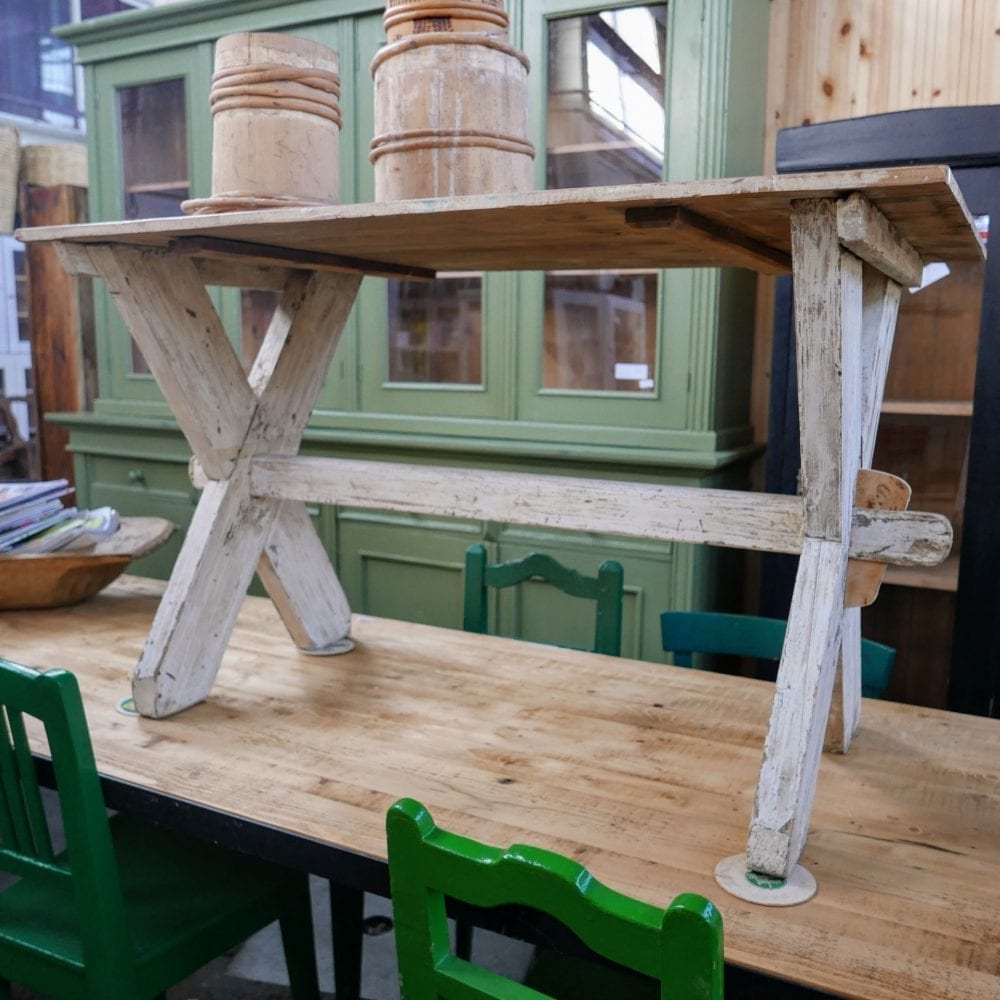 wit houten kruispoot tafel