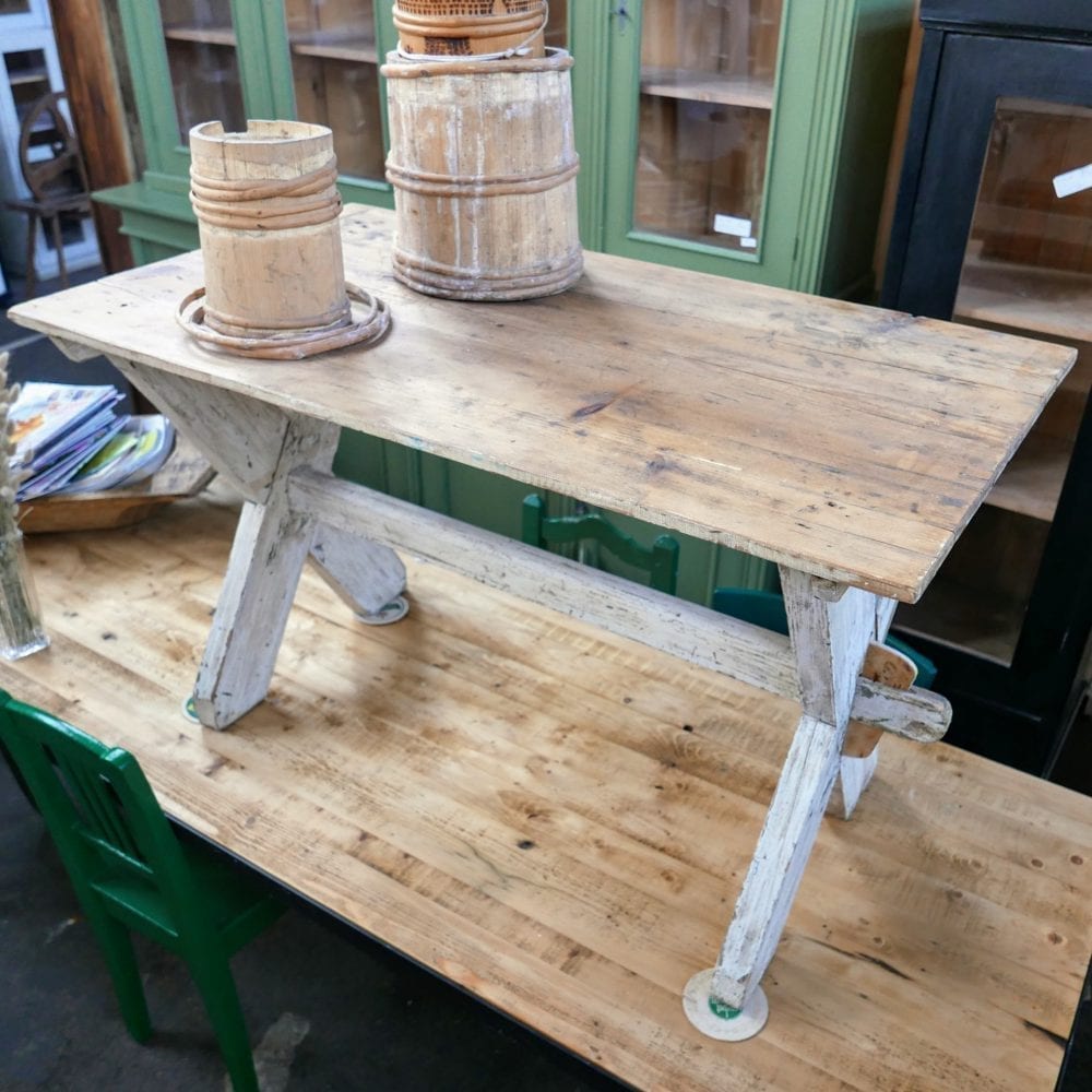 wit houten kruispoot tafel