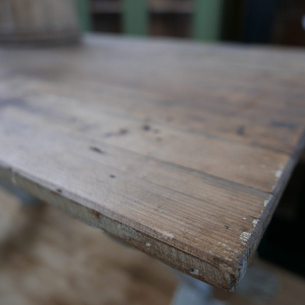 wit houten kruispoot tafel