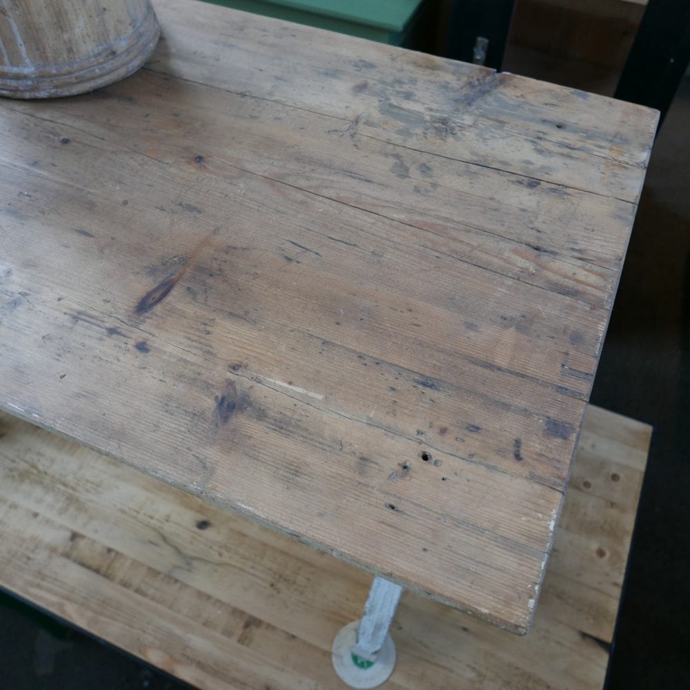 wit houten kruispoot tafel