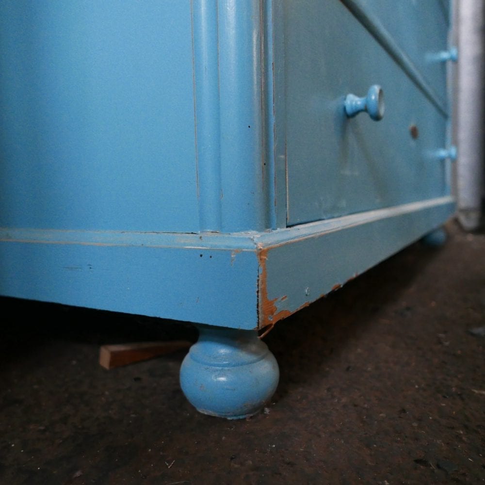 blauwe houten onderkast