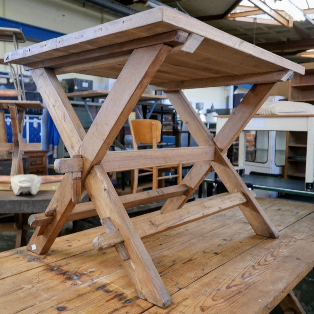 houten kruispoot tafel