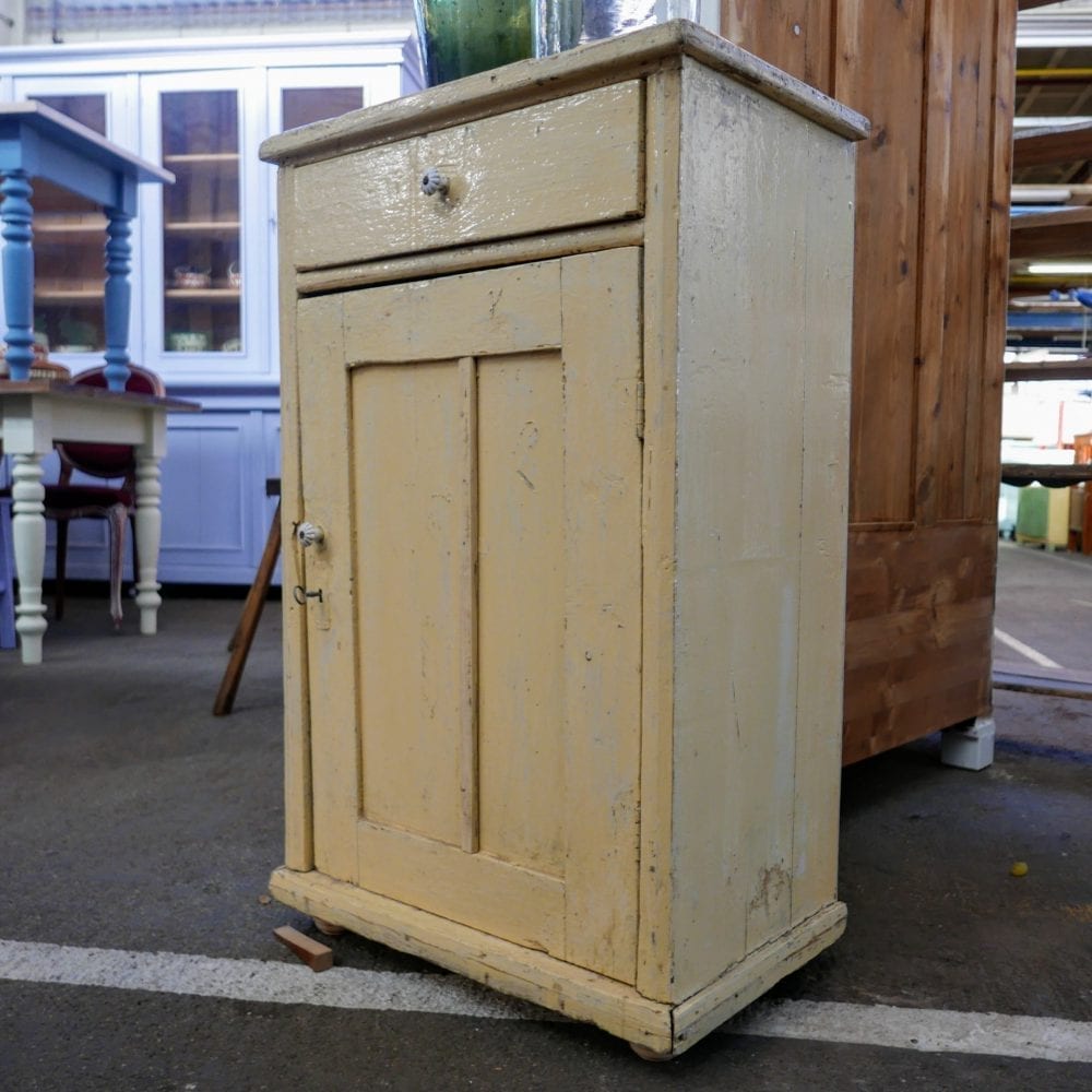 houten crème kleurig kastje