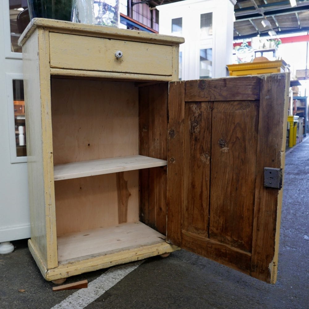 houten crème kleurig kastje