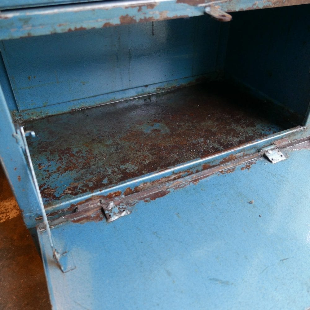blauw metalen kast