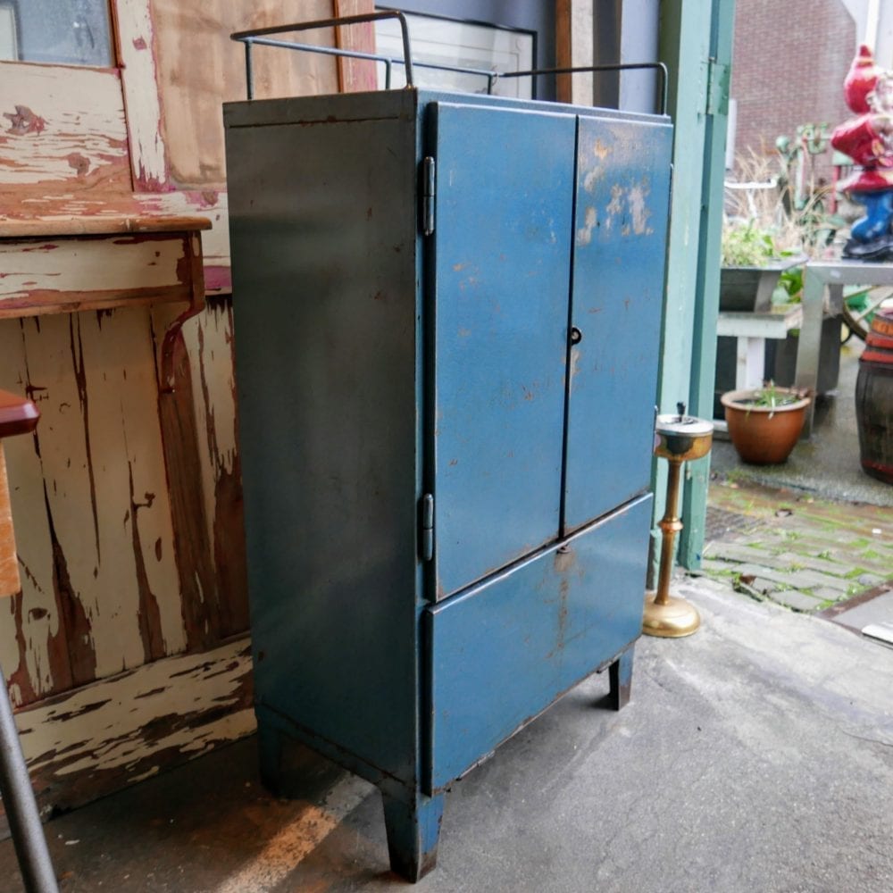 blauw metalen kast