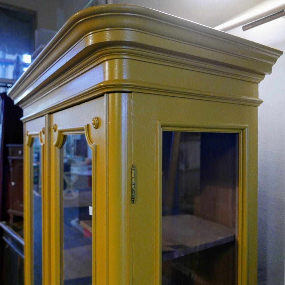 gele vitrinekast
