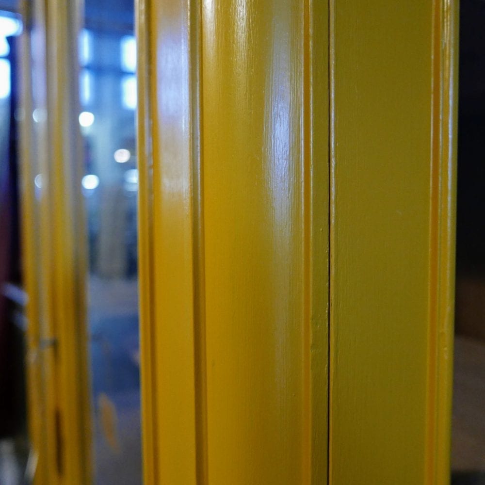 gele vitrinekast