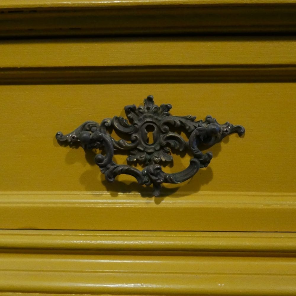 gele vitrinekast