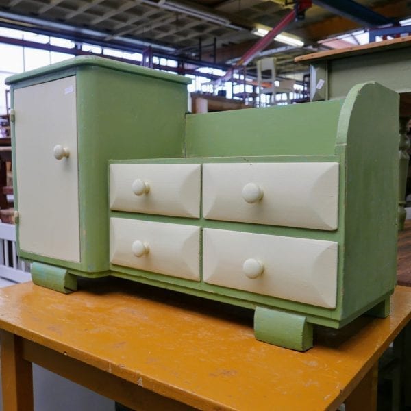 Laag wit-groen kastje