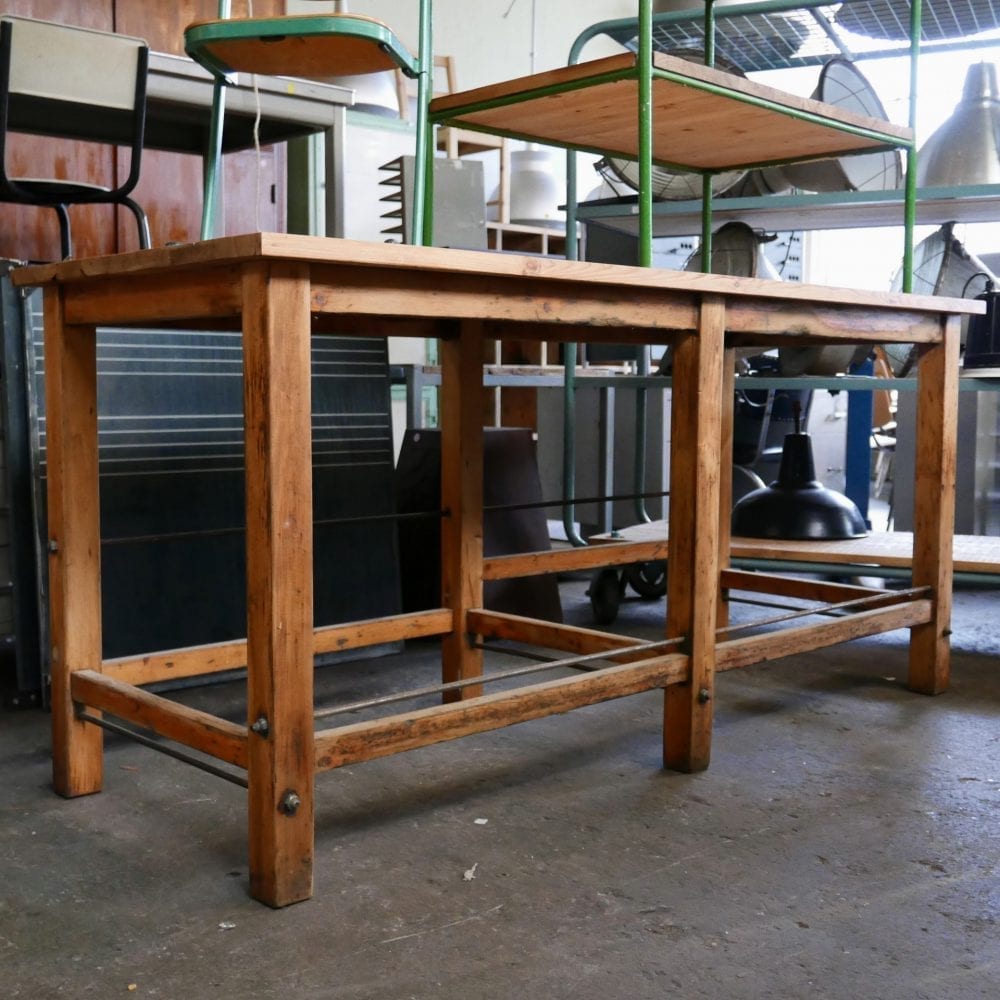 hoge houten tafel