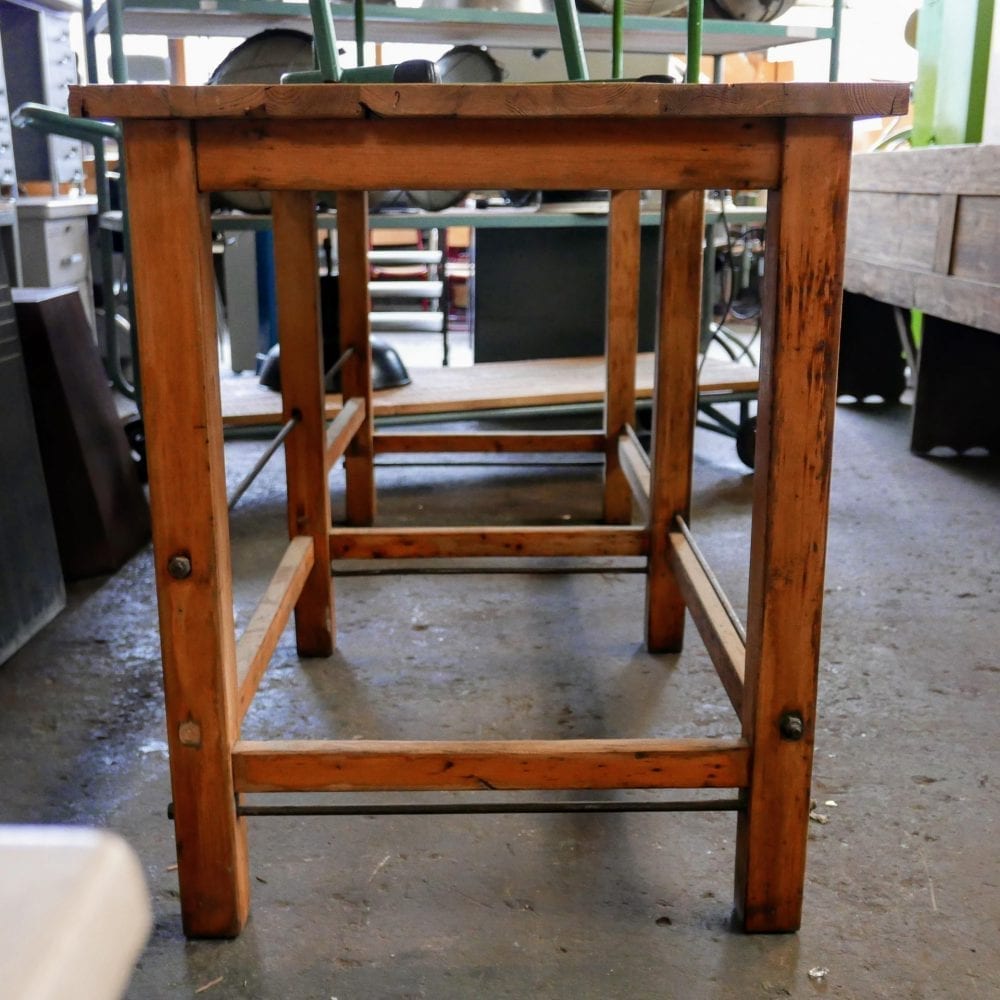 hoge houten tafel
