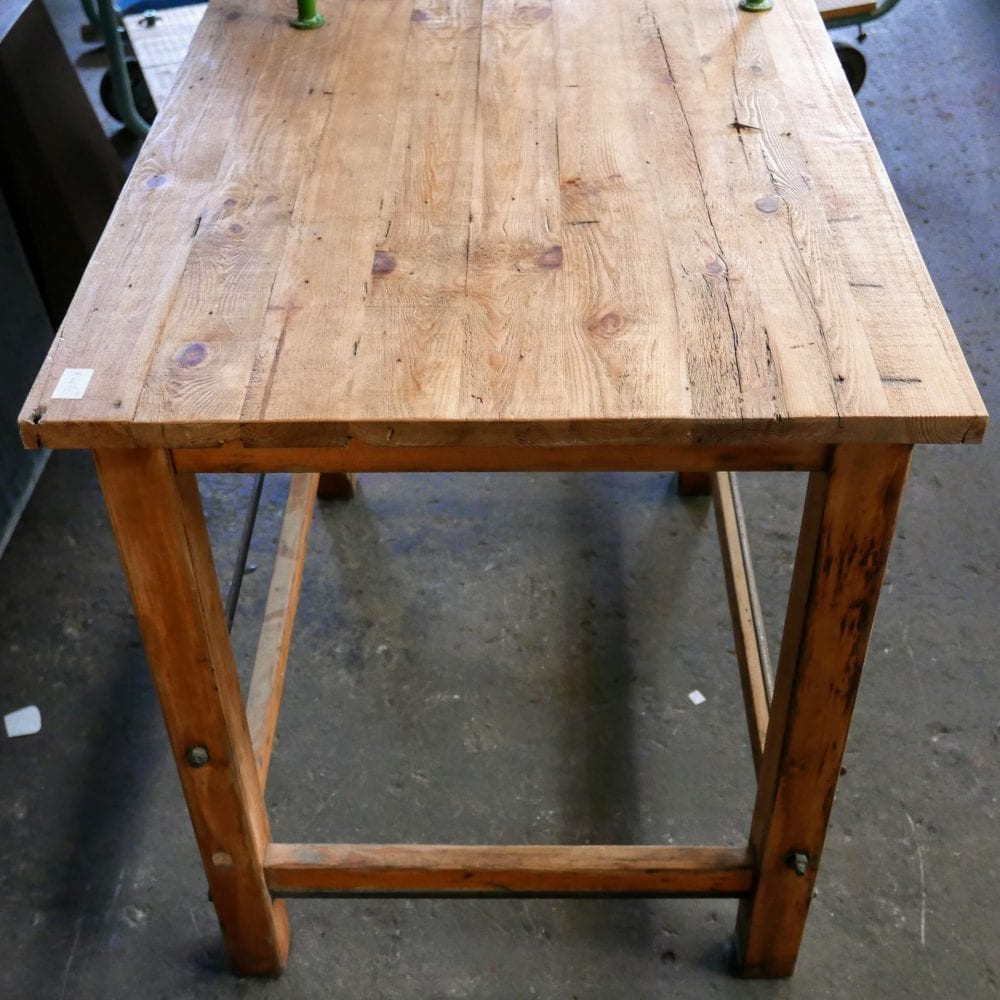 hoge houten tafel