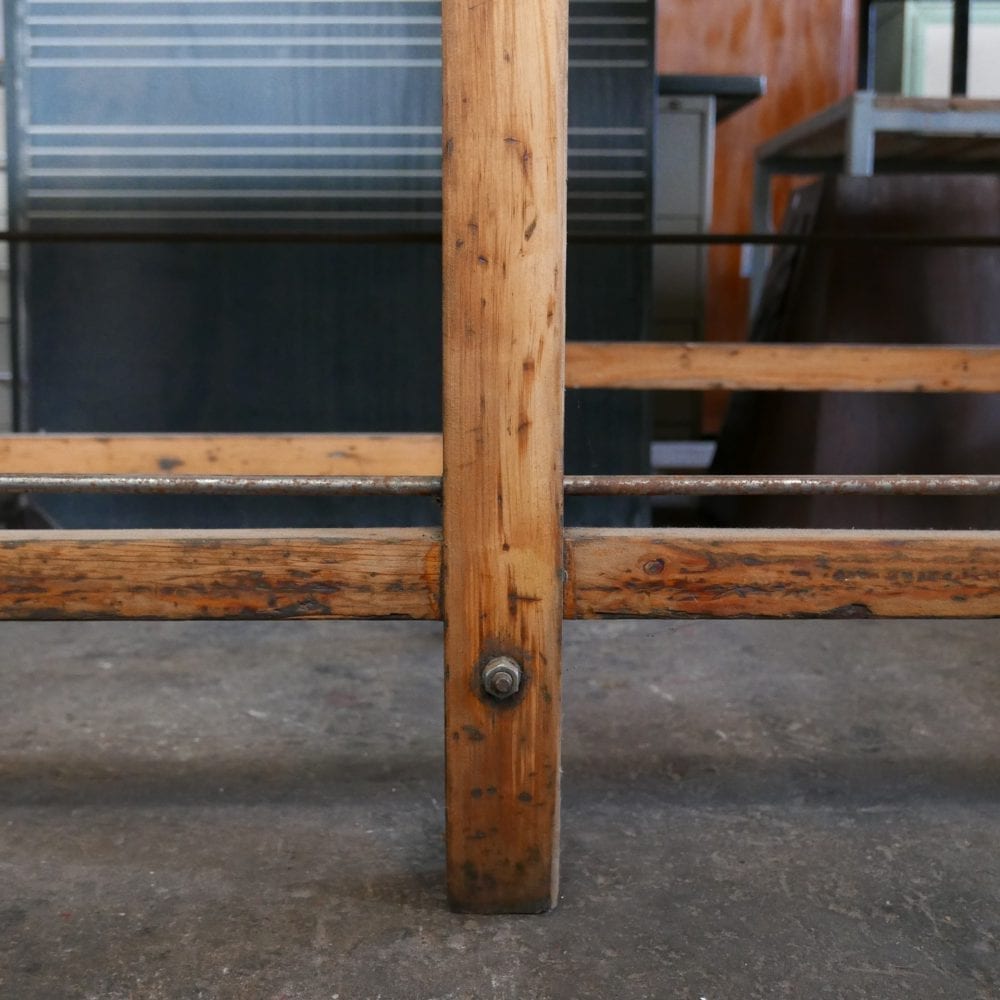 hoge houten tafel
