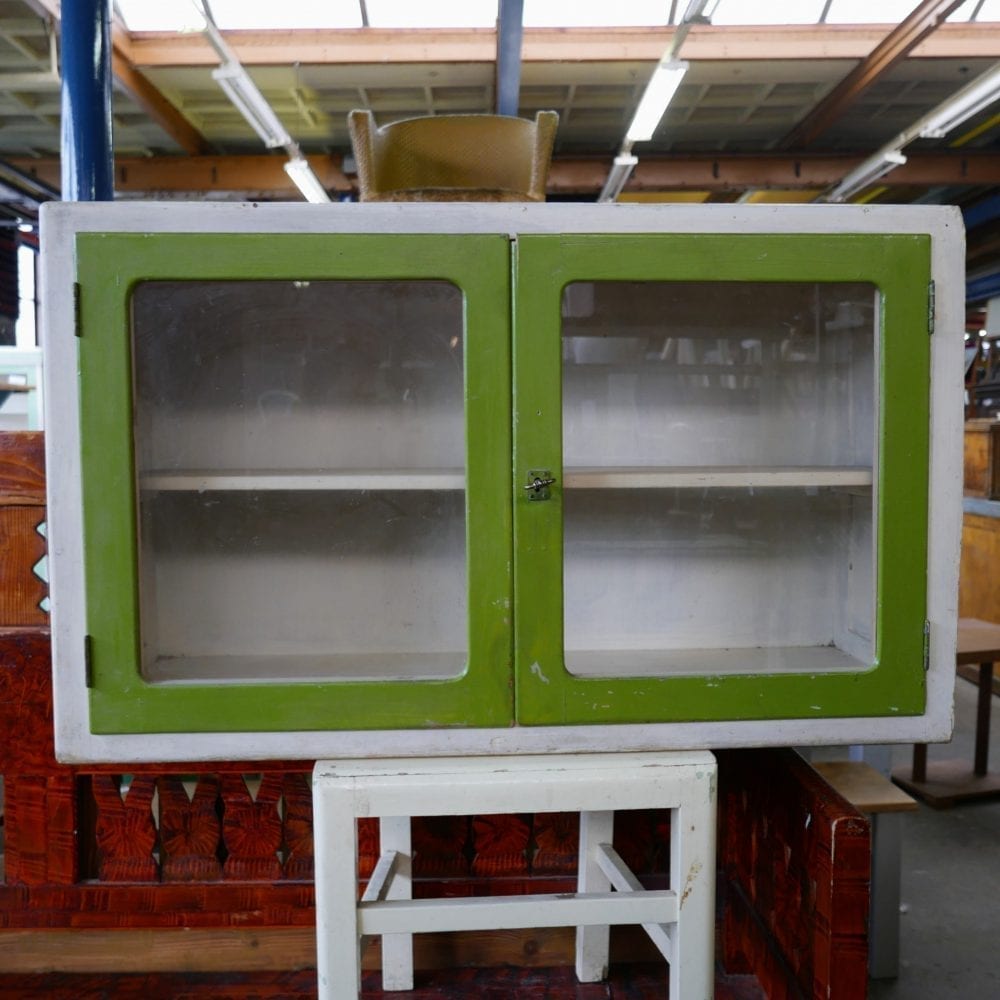 groen-witte hangkast