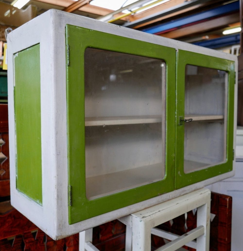groen-witte hangkast