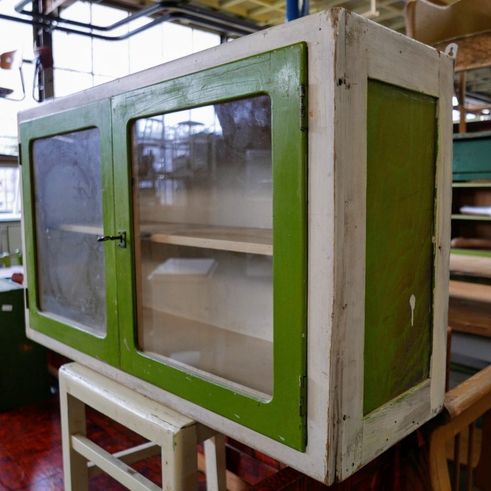 groen-witte hangkast