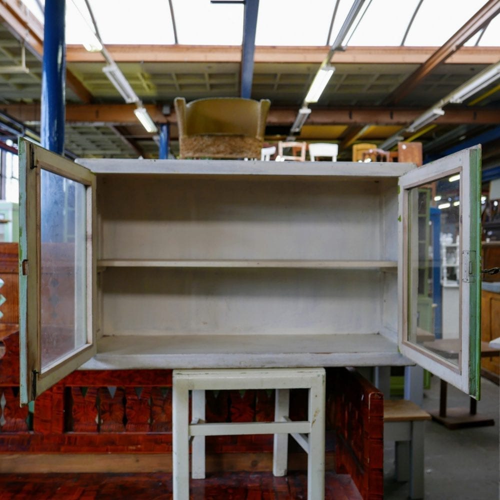 groen-witte hangkast
