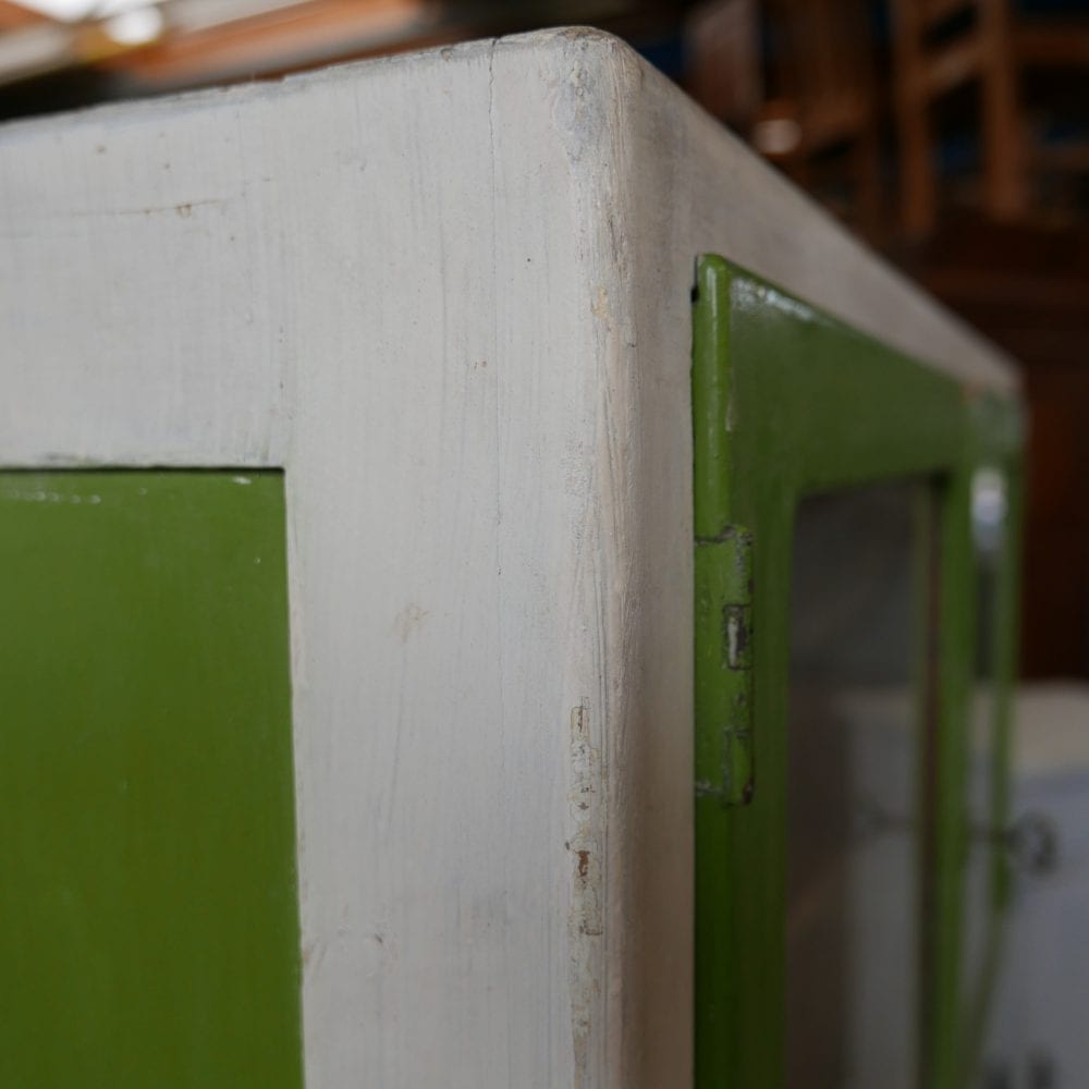 groen-witte hangkast
