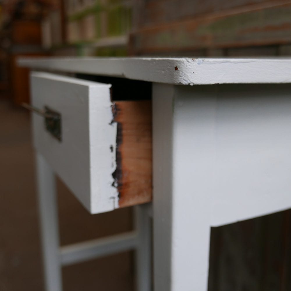 wit houten tafeltjes met lades