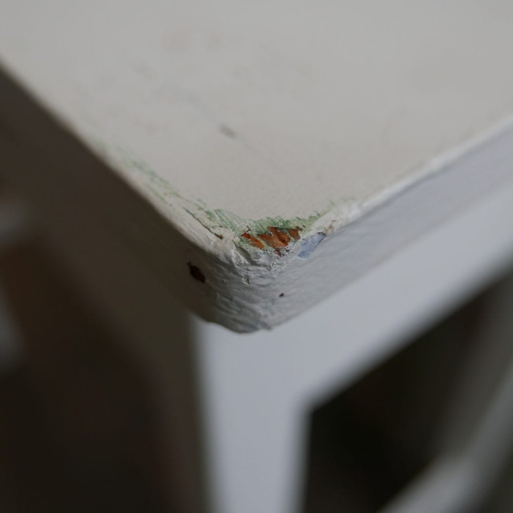 wit houten tafeltjes met lades
