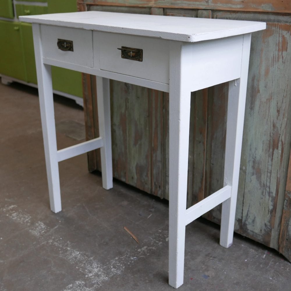 wit houten tafeltjes met lades