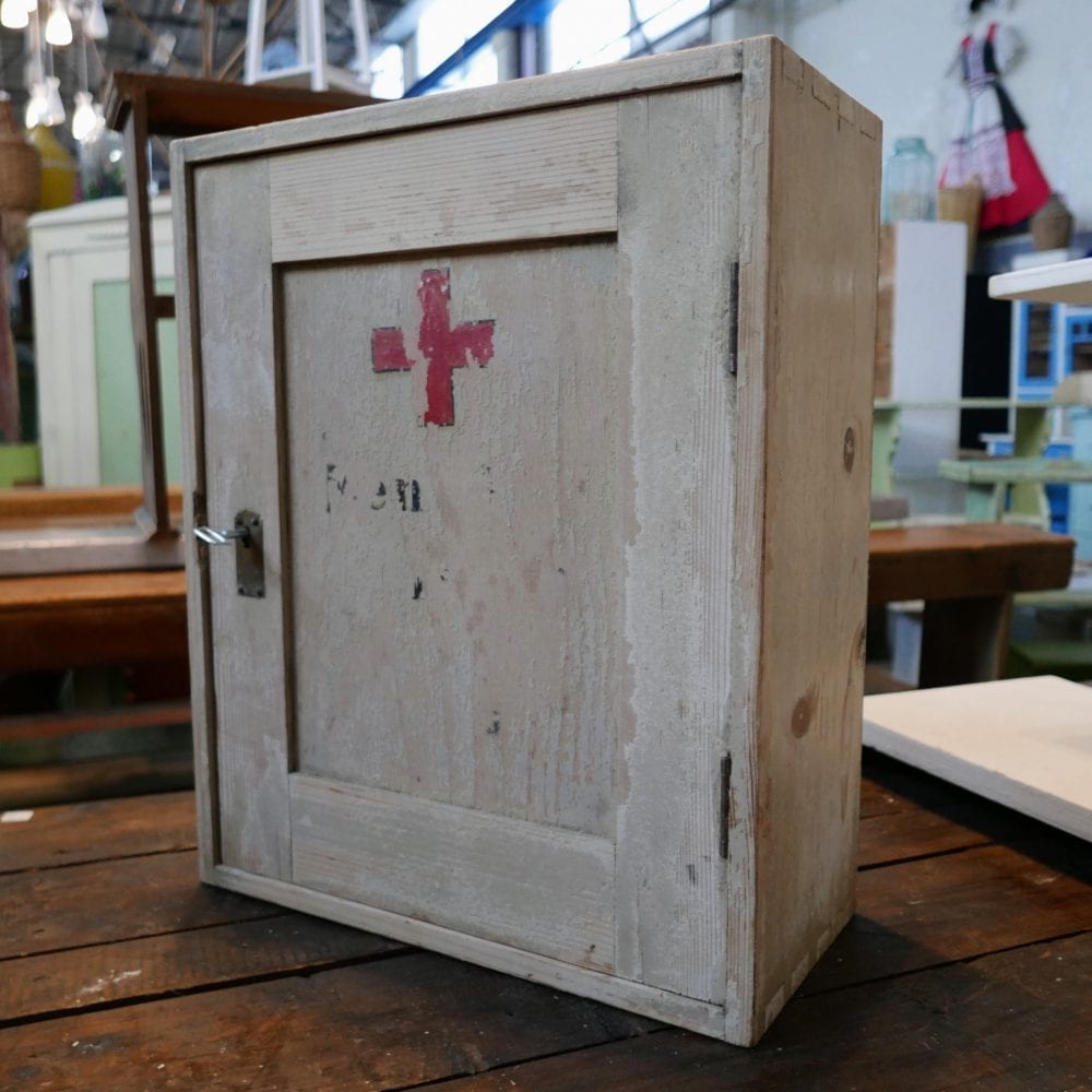 houten hangkastje met kruis