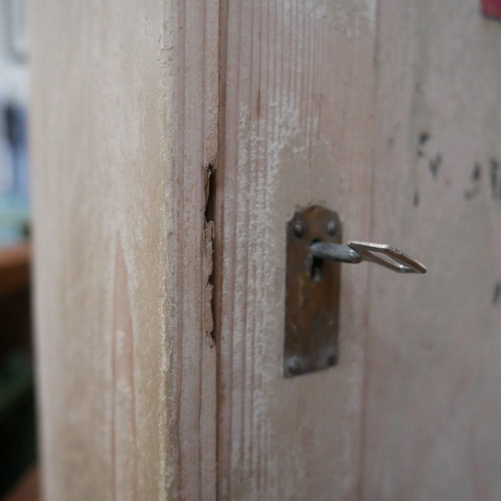 houten hangkastje met kruis