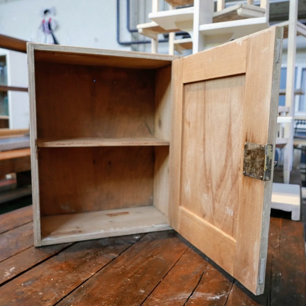houten hangkastje met kruis
