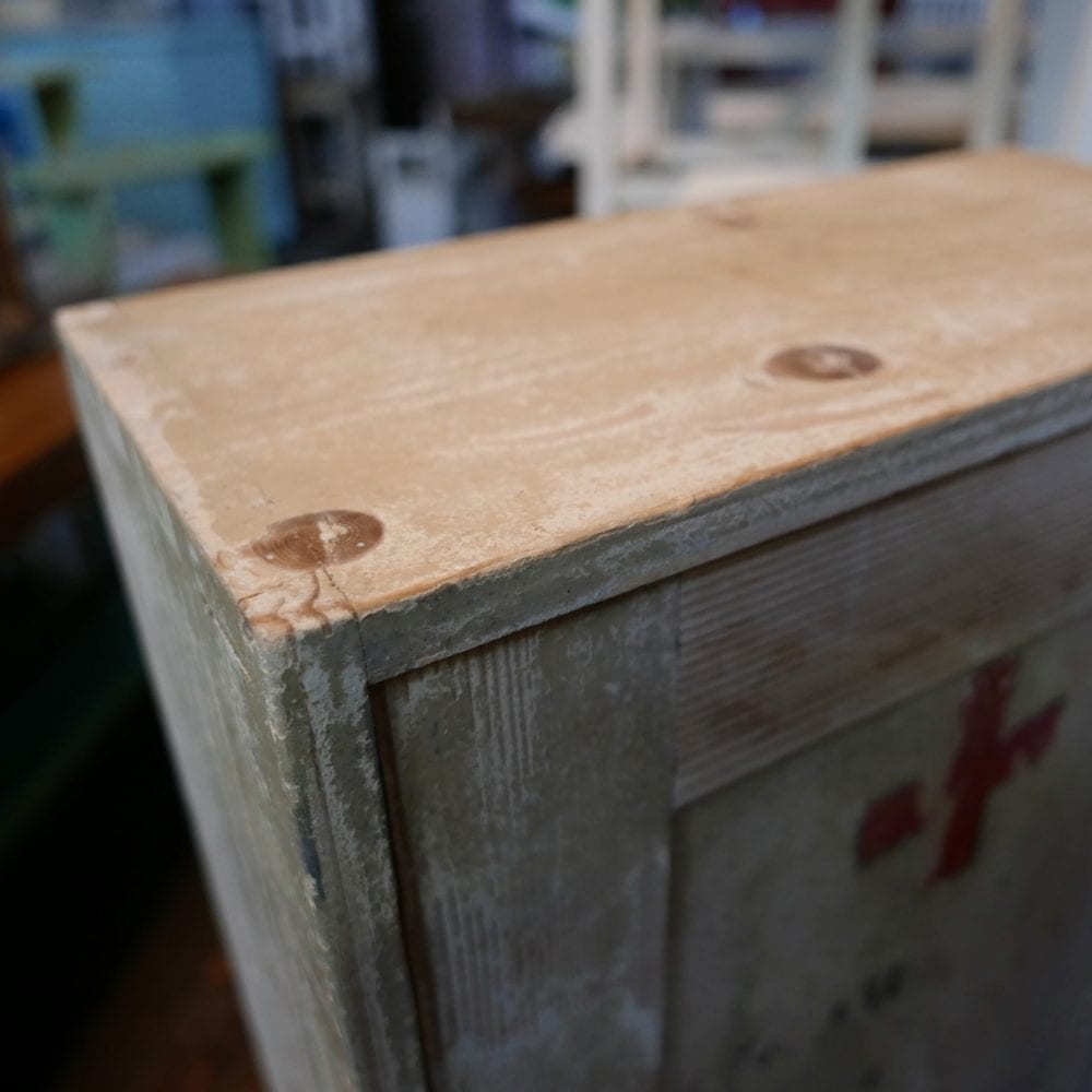 houten hangkastje met kruis