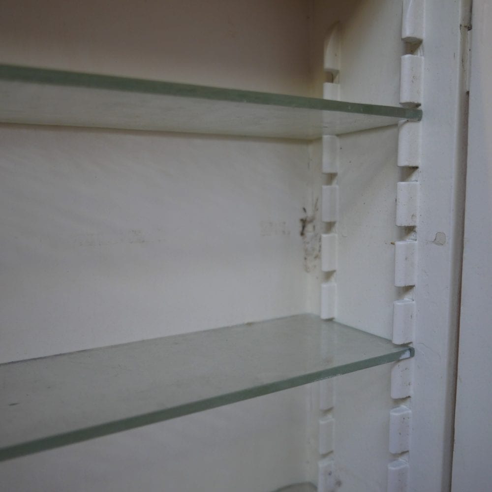 wit houten hangkastje