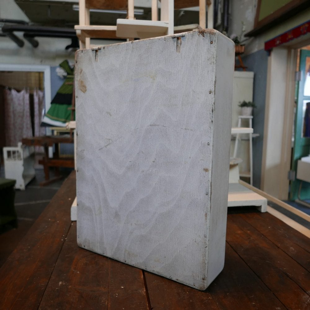wit houten hangkastje