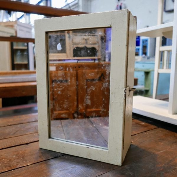wit houten hangkastje met spiegel