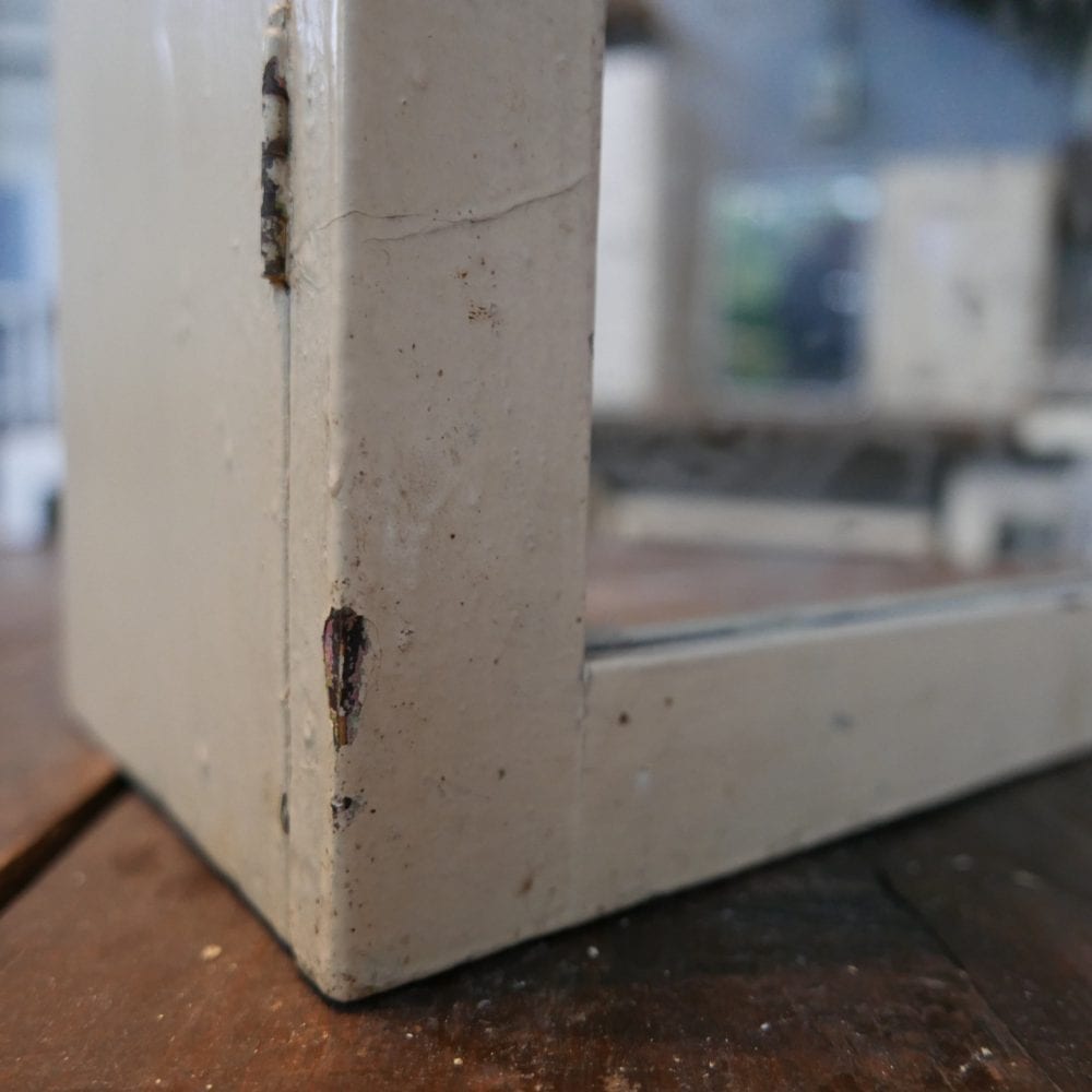 wit houten hangkastje met spiegel