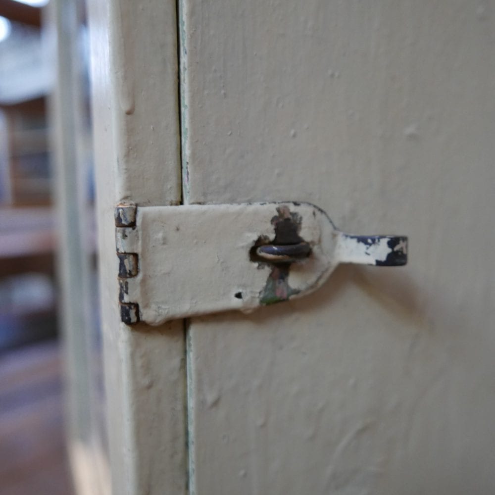 wit houten hangkastje met spiegel