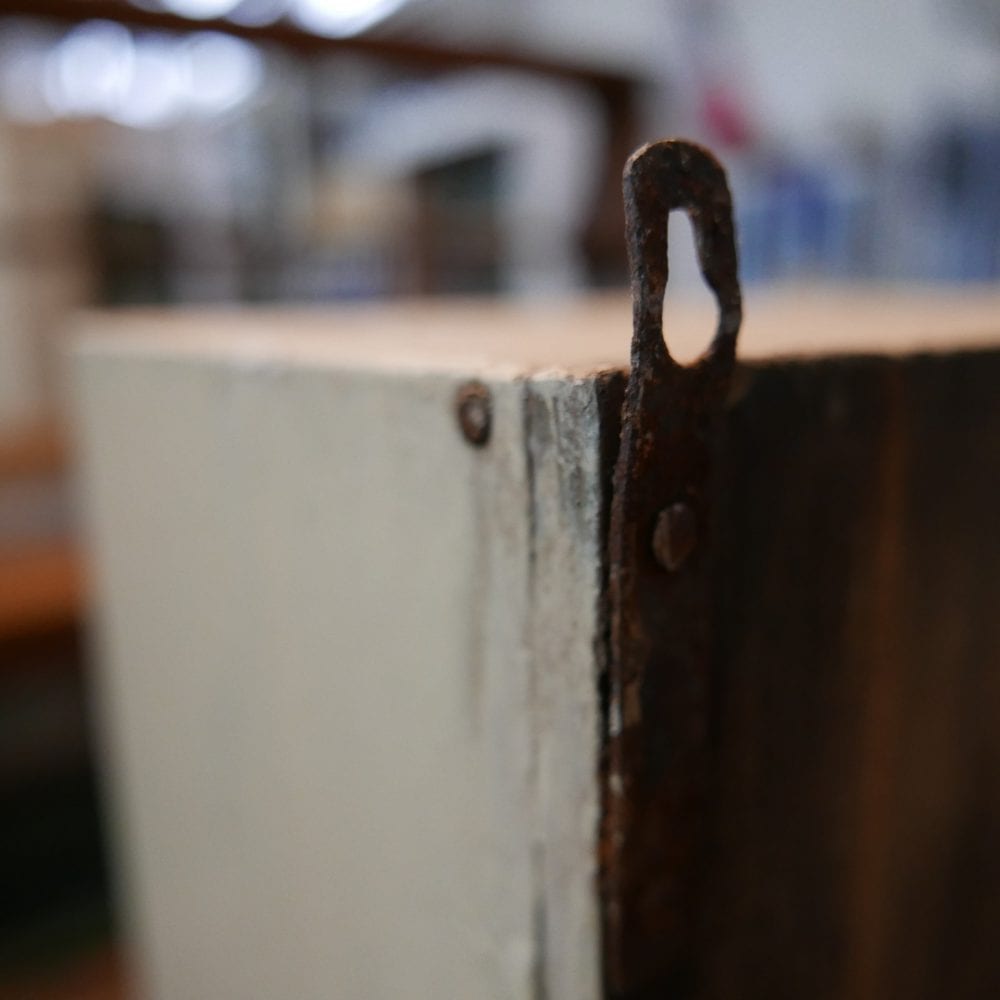 wit houten hangkastje met spiegel