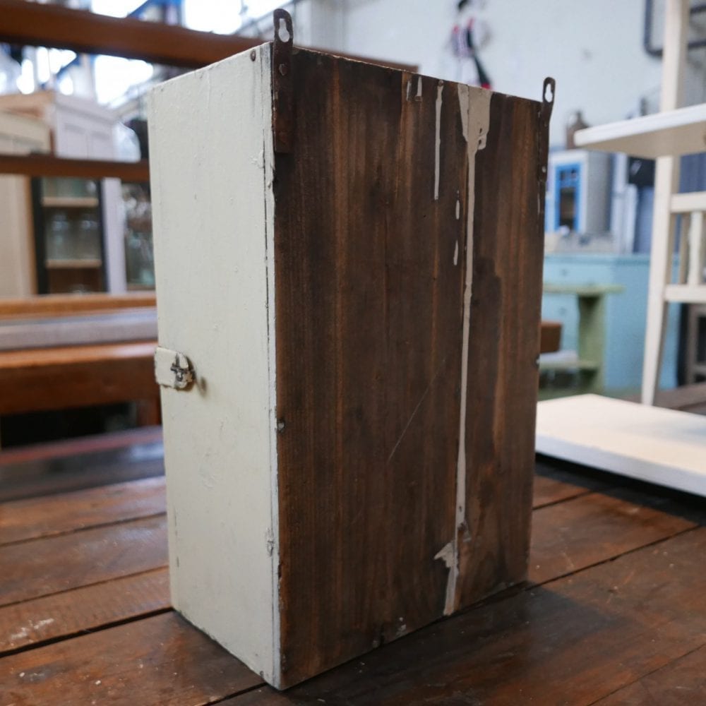 wit houten hangkastje met spiegel