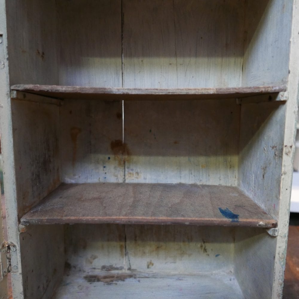 wit houten hangkastje met spiegel