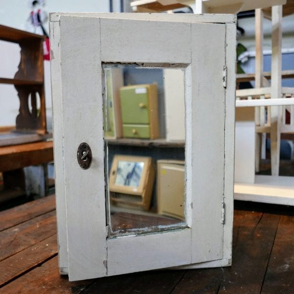 wit houten hangkastje met spiegel
